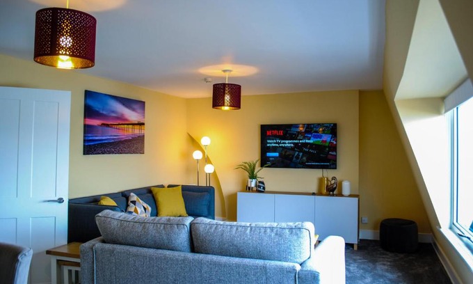 Deal Apartment | Sky Lounge - Beachfront top floor apartment with stunning veiws