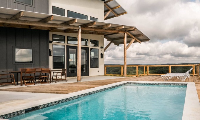 New Braunfels House | SKYHOUSE Guadalupe: Cliffside Pool Above the River