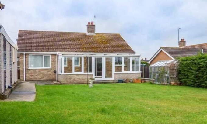 Weybourne Cottage | SKYLARK, pet friendly, country holiday cottage in Weybourne