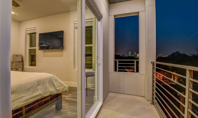 Cedar Crest House | Skyline Luxury Retreat in Dallas