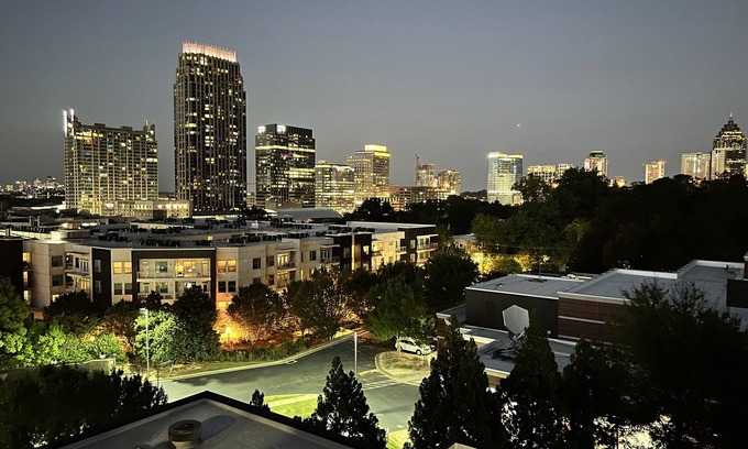 Home Park Apartment | Skyline Views and Sunsets over the Green. Walk to everywhere.
