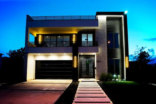 West Dallas House | SkyLuxe Five Modern 5BR Home with Dallas Skyline Rooftop Views