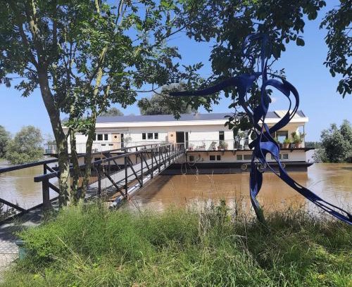 Beneden-Leeuwen Bed & Breakfast | Slapenopdewaal