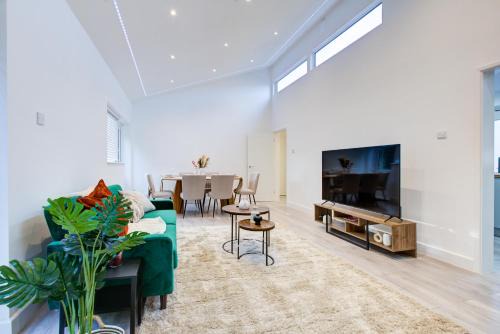Colchester Apartment | Sleek 3 Bedroom 6 Beds 2 Bath Home