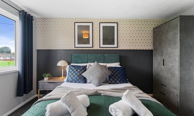 Bolton House | Sleek and Stylish 3 Bed House - Great Location