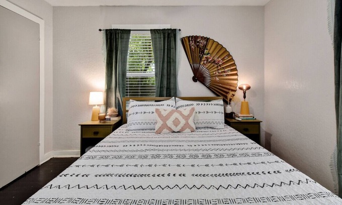 Eastside Promise Neighborhood House | Sleek Dignowity Hill Apt - 2 Min to DT-1