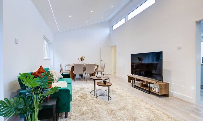 Colchester House | Sleek & Exquisite 3 Bedroom Home