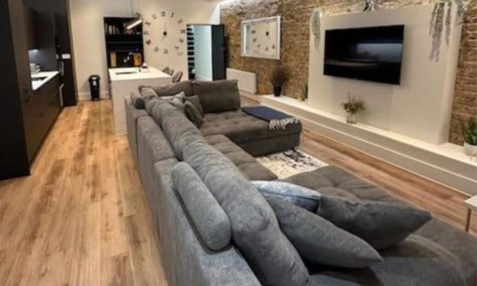 Westcliff-on-Sea Apartment | Sleek & Modern 2BR w/WiFi & Netflix - City Centre Nr Cliffs Pavillion