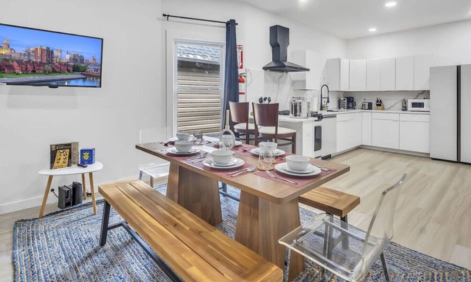 Front Park Apartment | Sleek & Modern Full House Dtwn