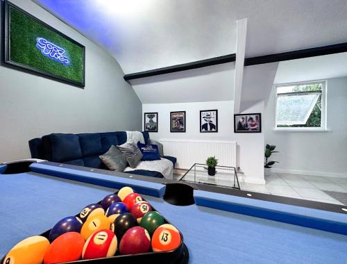Pentre Apartment | Sleek Skyward Serenity 2bed W Pool Table - Ystrad