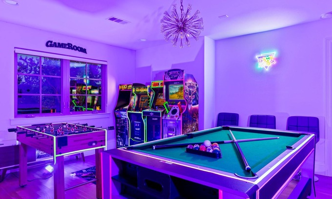 Dallas House | Sleep 16 - Mini Golf-Patio-Arcade-Pool Table & Fun - DAL - Easy Airport Access