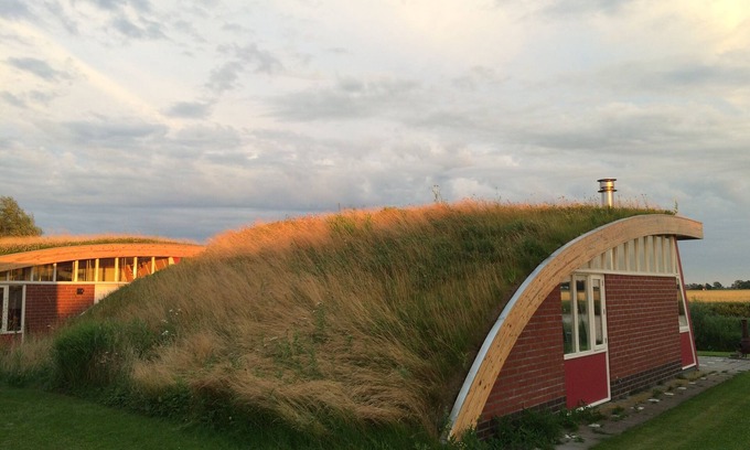 Warfhuizen House | Sleeping under a grass roof on the Reitdiep in Groningen