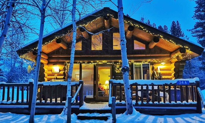 Winthrop Cabin | Sleeping Wolf Cabin: 2BR w/ski trail & river access, pool/hot tub, laundry