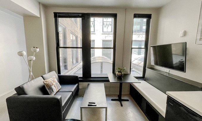 Springfield Apartment | Sleepover: Adorable Studio - Downtown Springfield