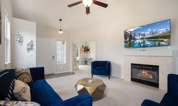 Centennial House | Sleepover in Centennial large backyard near everything. Pets Welcome