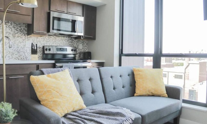 Downtown Des Moines Apartment | Sleepover : Vibrant Studio + Gym - Downtown Des Moines