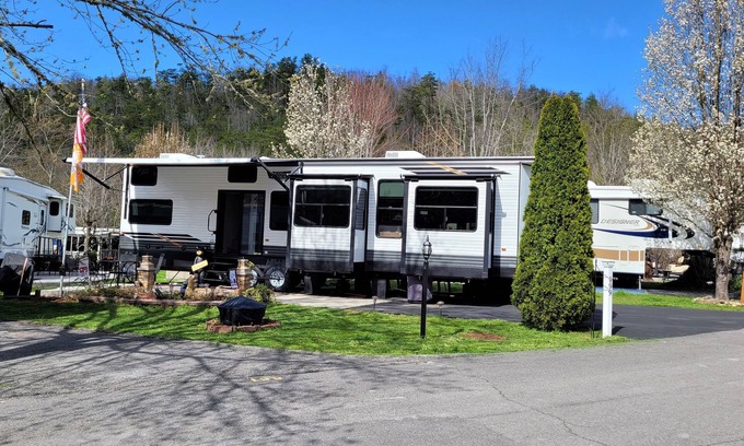 Gatlinburg - Pigeon Forge House | Sleeps 10 across from the GSMNP!