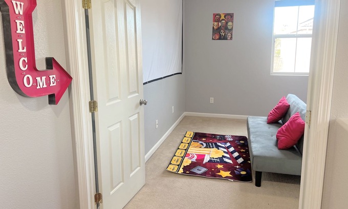 West Sacramento House | Sleeps 10 Centrally Located w/Theater Room
