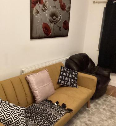 River House | Sleeps 11 -Pets Ok - Private Garden - Free Parking