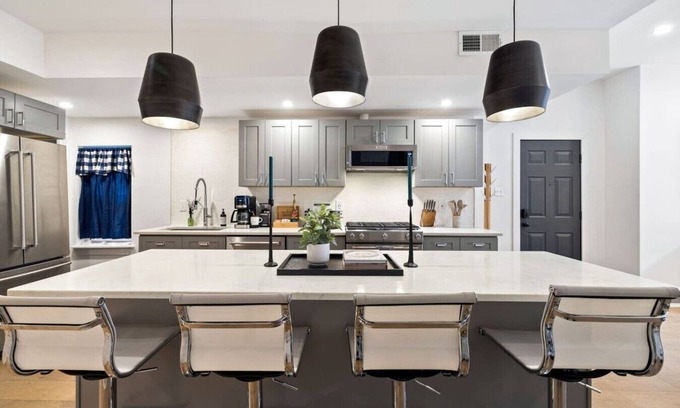 Central Northside House | Sleeps 12, Mxn Streets