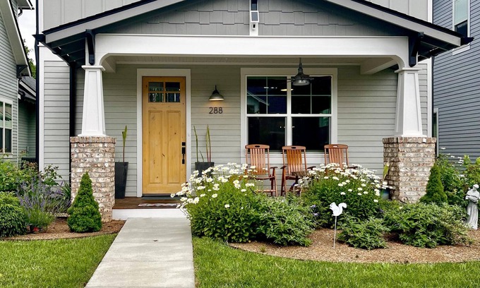 Brevard House | Sleeps 12, Stunning 4BR/4.5Bath Walking distance to downtown Brevard/trails