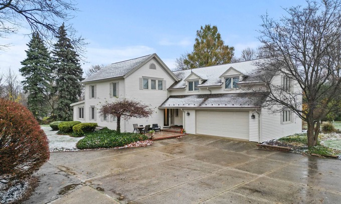 Ashtabula House | Sleeps 18 w/Game Room, 9 min to Geneva Strip, 7 min to Harbor District/Wineries