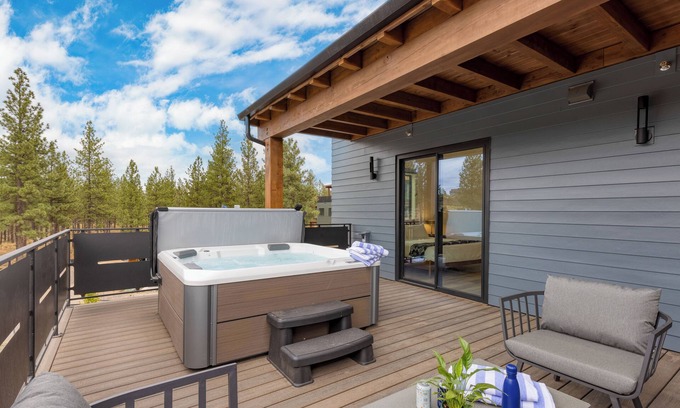 Bend House | Sleeps 20 | 4 Units, Hot Tub, Deck, Near Downtown+Old Bend | Aerie by AvantStay