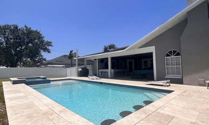 Caloosahatchee House | Sleeps 20! Heated Pool & Spa! Unique huge home Great for large groups! Game room