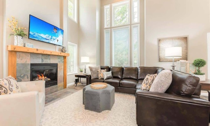 Midvale House | Sleeps 23* 2 Hot Tubs * Fireplace * Close to Ski *