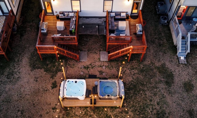 Talbot's Corner House | Sleeps 24, 2 Hot Tubs, Game & Glam Rooms, King Bds