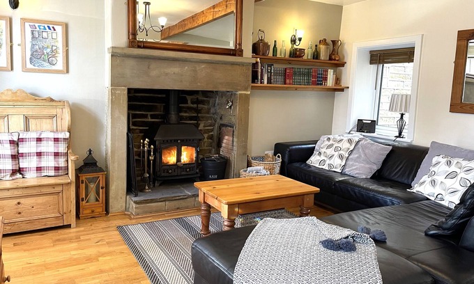 Haworth Cottage | Sleeps 4, Roadside Parking, Garden, Wood Burner, Wifi, 17% weekly discount