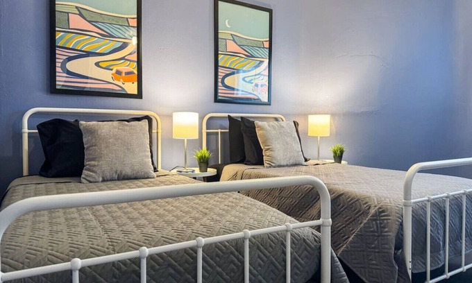 Pittsburgh Apartment | Sleeps 6! Homey 2 Bedroom with 5 Beds + WIFI