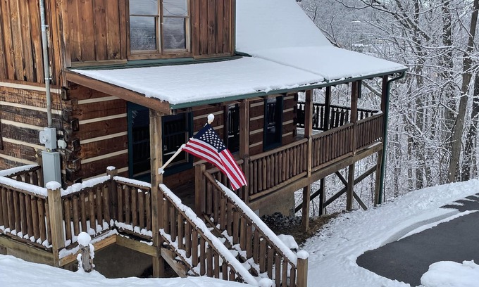 Chalet Village North Cabin | Sleeps 6. Mtn Views, Firepit, wifi, fireplace, hot tub, pool table