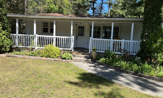 Wasaga Beach Cottage | Sleeps 6 people walking distance to the beach, affordable monthly rental.