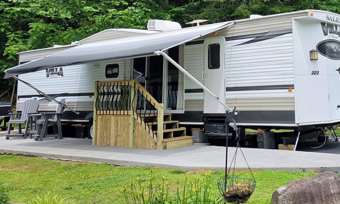 Gatlinburg - Pigeon Forge House | Sleeps 7 with a bath and a half across from the GSMNP!