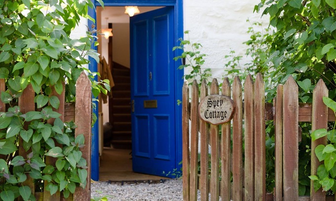 Aviemore Apartment | Sleeps 8 in 2 double beds, 1 twin and 1 single bedroom with extra single bed available