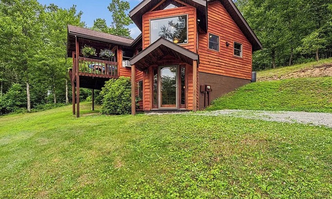 Champion Cabin | Sleeps 8/Mountain Lodge~Seven Springs!