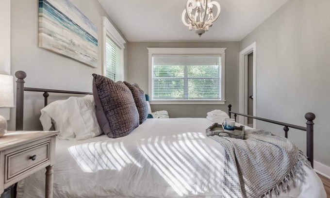 Bayshore Gardens House | Sleeps 8 | Pet Friendly | Safe+Parking | Apt 1&2