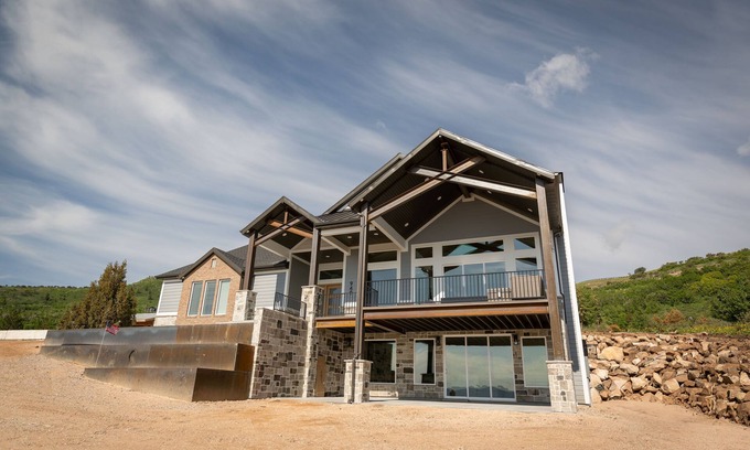 Garden City House | Sleeps Max 38 guests. Parking for up to 6 vehicles, 8 bedrooms, and 6.5 full baths, 3 levels, App.