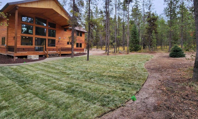 Island Park Cabin | Sleepy Cove: New construction, Sleeps 12, Quiet neighborhood in the pine trees