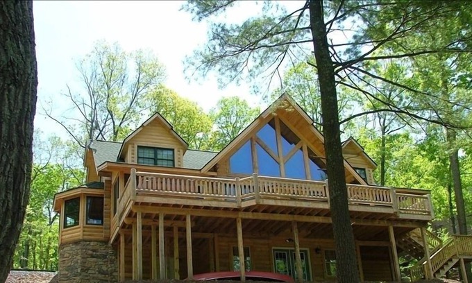 Sleepy Hollow House | Sleepy Hollow Lakefront Log Home