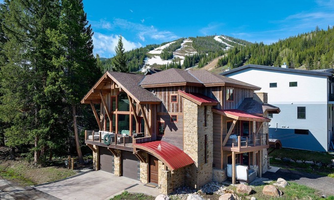 Old Town House | Slopeside Custom Chalet I 2 Hot Tubs I Fire Tables I Views I Best Price I Discounted Attractions