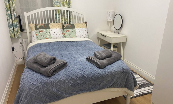 Colnbrook Apartment | Slough - Sleeps 3 - PetFriendly - Riverside - Bay