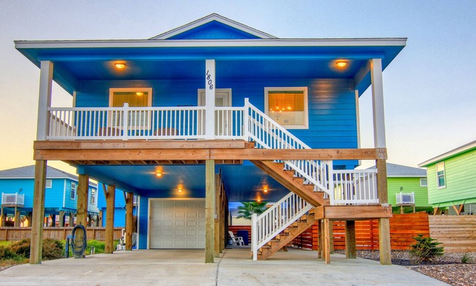Port Aransas House | Slow M'Ocean- Close to EVERYTHING, PRIVATE HEATED Pool & 6 passenger Golf Cart!