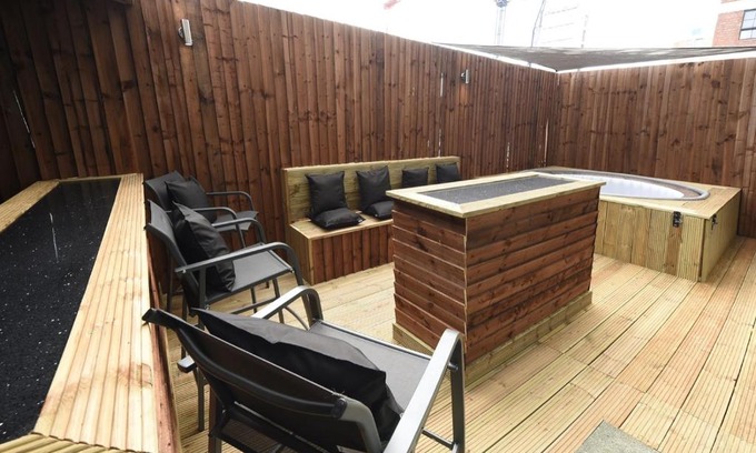 Manchester City Centre Apartment | Slps 14 Hot Tub, Bar & Outdoor Terrace