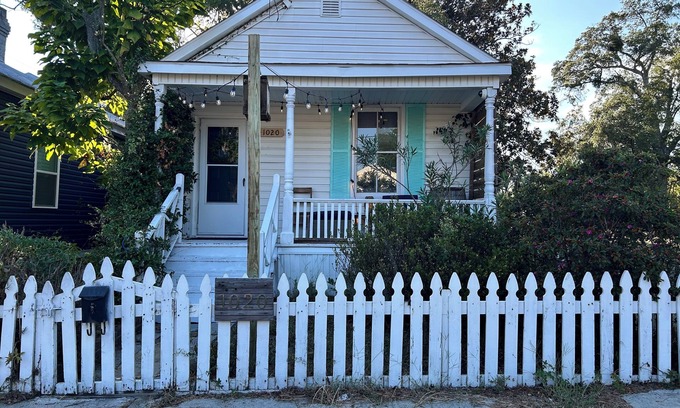 Wilmington House | Small 2BR Cottage Close To Downtown ILM & Greenfield Lake South end of town