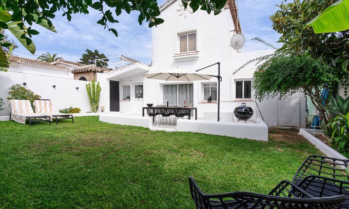 Urbanizacion Costabella Ski Chalet | Small beachside house in Costabella, Marbella