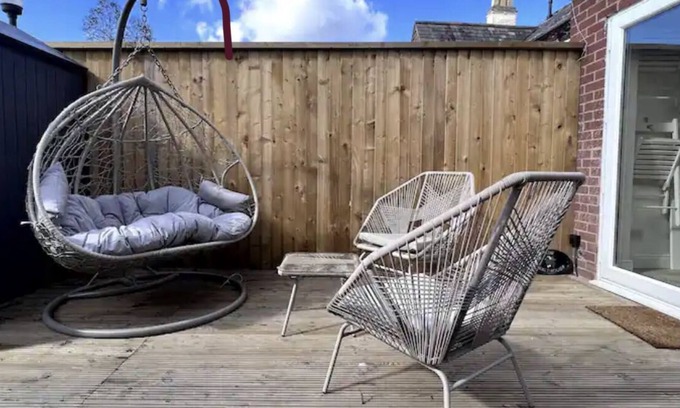 Shrewsbury House | Small house with a quintessentially English walled garden.