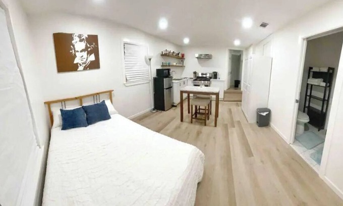 West Dallas Apartment | Small Studio - Trinity Groves - 5 Min Downtown