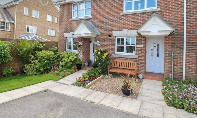 Wyke Regis Cottage | SMALLMOUTH COTTAGE, pet friendly, with a garden in Wyke Regis